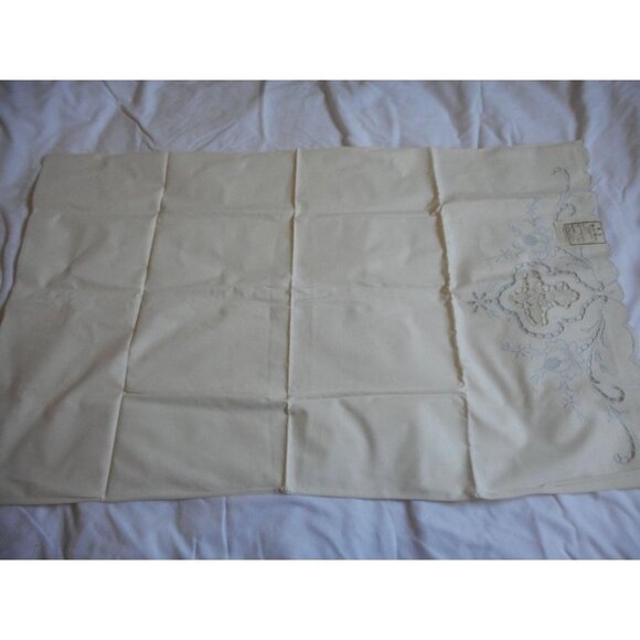 NWT 2 Vintage cream blue embroidered pillowcases - Picture 2 of 7